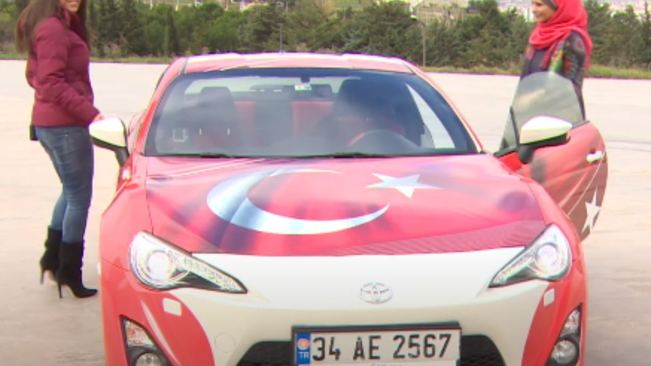 "Revolutionizing Turkish Motorsports: TOSFED's Öztoprak Breaks Barriers for Women Drivers!"